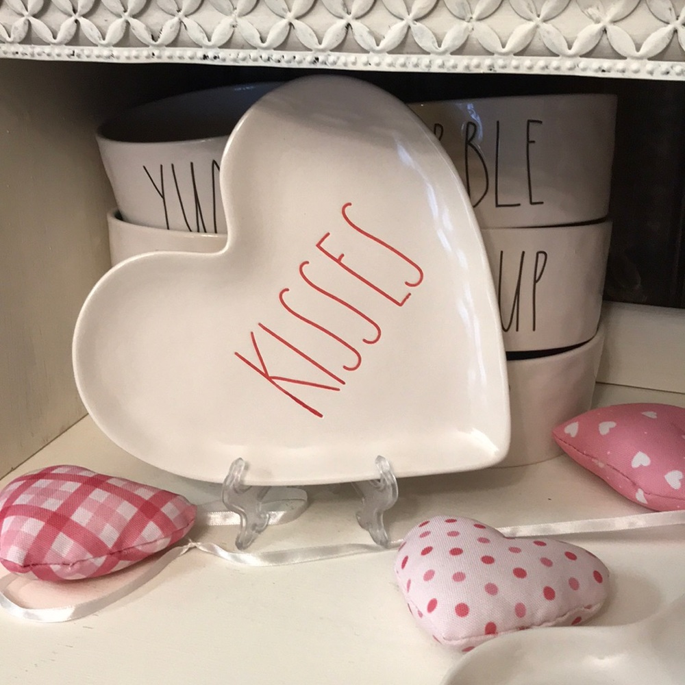 Rae Dunn “Kisses” Heart Plate
